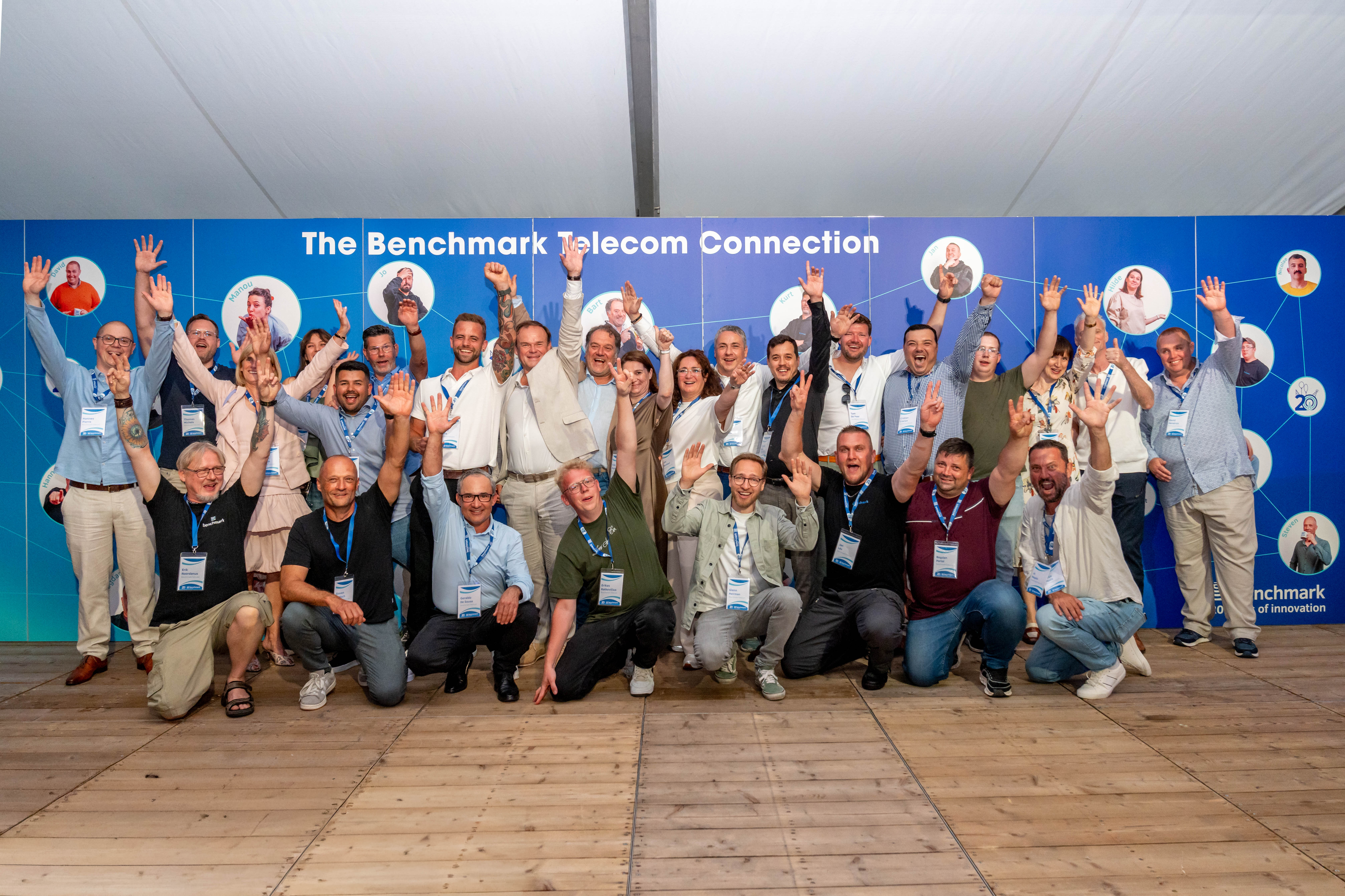 Groepsfoto van medewerkers en partners tijdens de viering van 20 jaar Benchmark Telecom