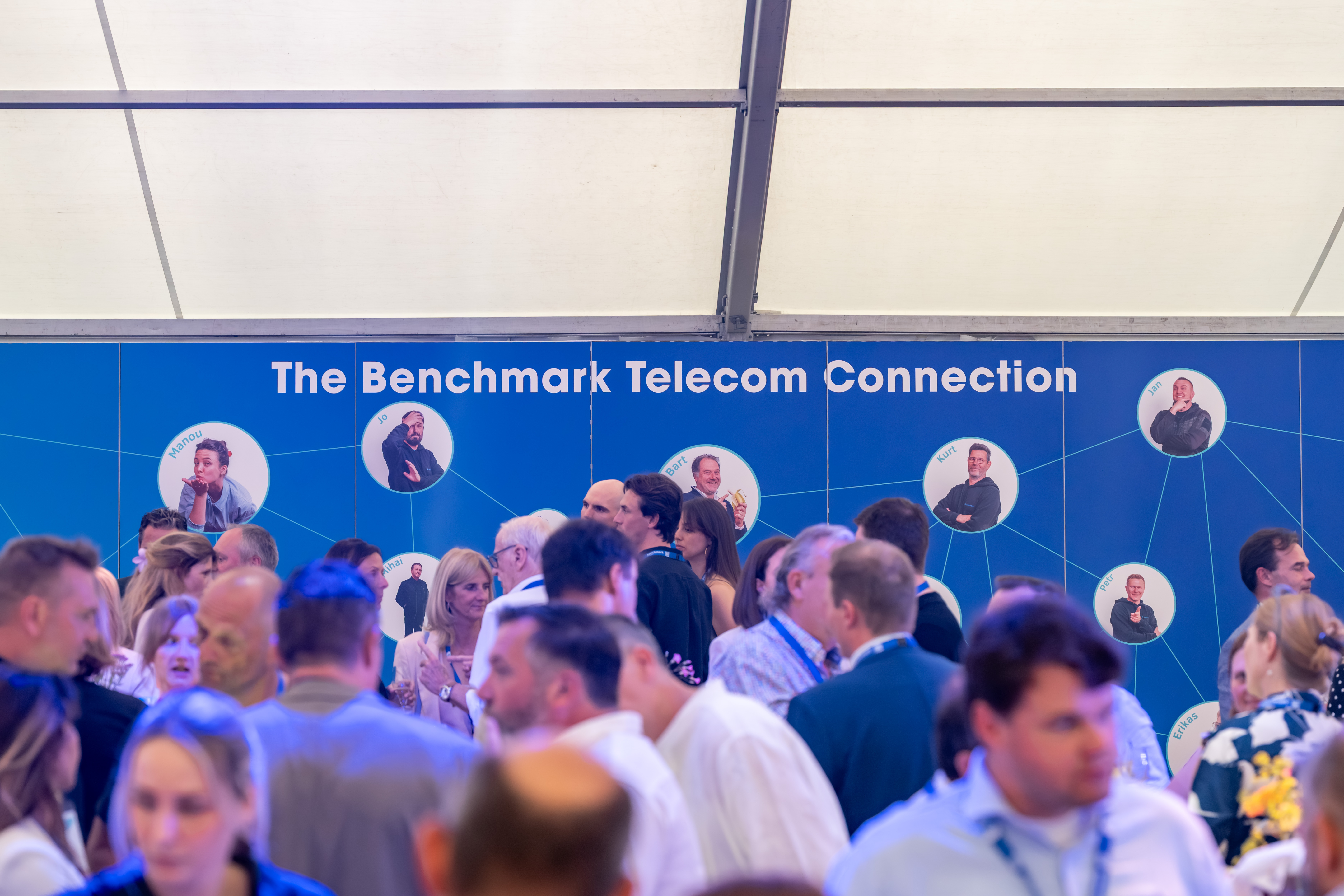 Klanten en partners tijdens een netwerkmoment op het jubileumevent van 20 jaar Benchmark Telecom