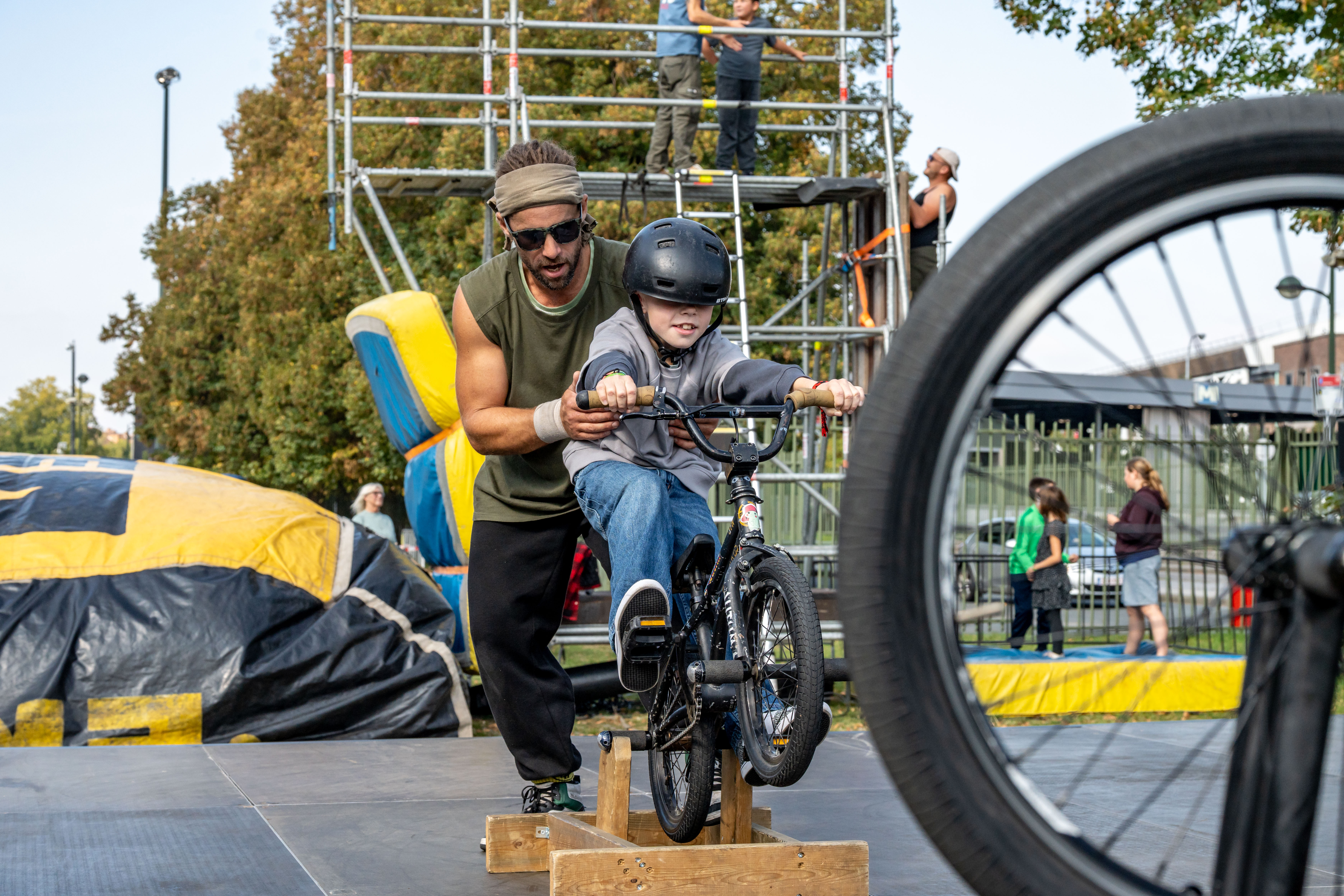 Kinderen nemen deel aan een BMX-initiatie tijdens de Krinkels Family Day 2025