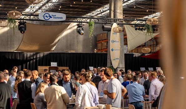 Professionals uit de offshore- en maritieme sector tijdens een netwerkmoment op Where Onshore Meets Offshore 2025