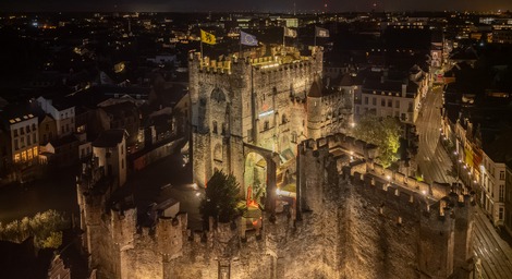 Dronebeeld van het Gravensteen in Gent tijdens het 5-jarig jubileumevent van Found & Baker
