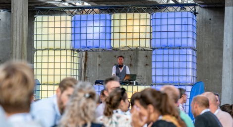 DJ verzorgt het entertainment tijdens Where Onshore Meets Offshore 2023 van Haven Oostende