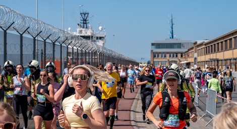 Deelnemers lopen door het havengebied tijdens de Port Oostende Charity Run 2026